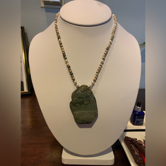 Green bead necklace with polished green stone - Picture 6 of 6